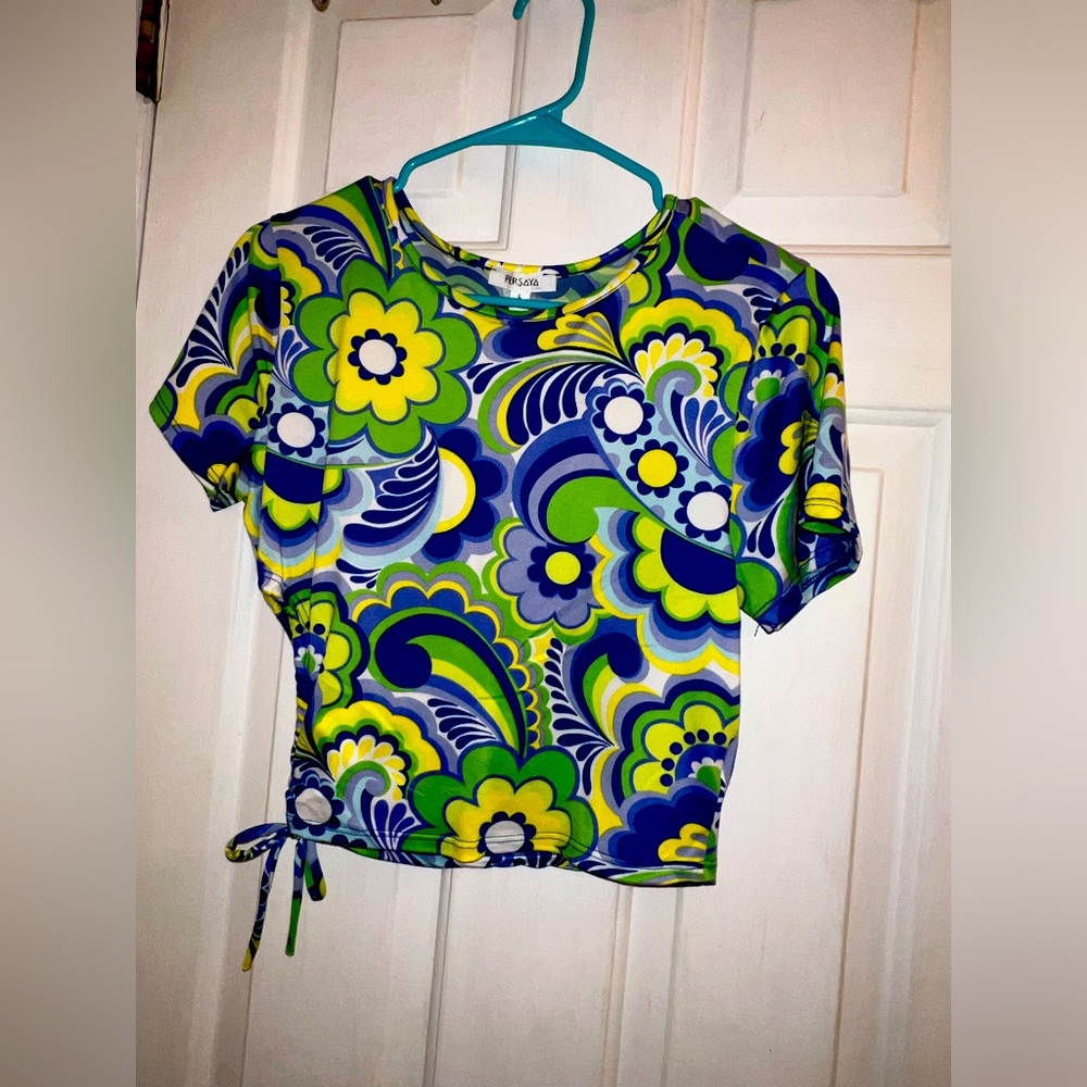Size large green yellow blue floral swirl side cut out tie crop top shirt
